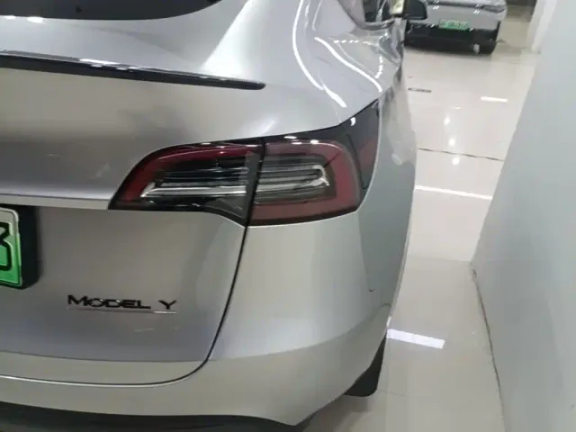 Tesla Model Y — Фото автомобиля 7