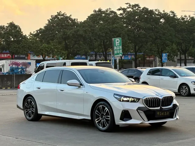 BMW 5 Series — Фото автомобиля 3