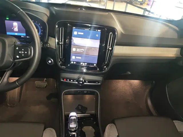 Volvo XC40 — Фото автомобиля 8