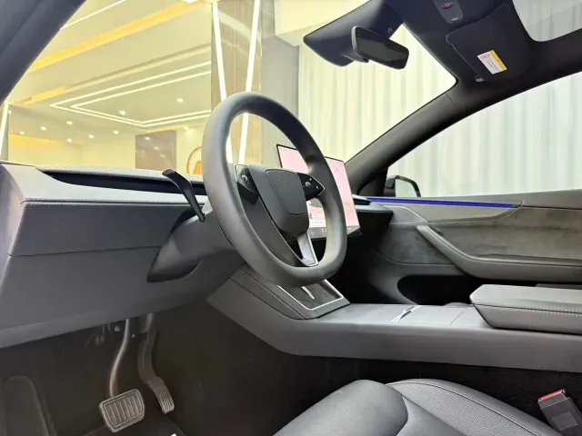 Tesla Model Y L — Фото автомобиля 5