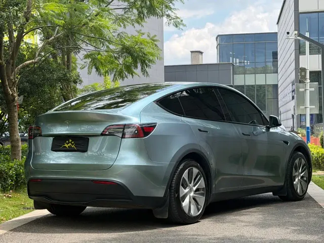 Tesla Model Y — Фото автомобиля 3
