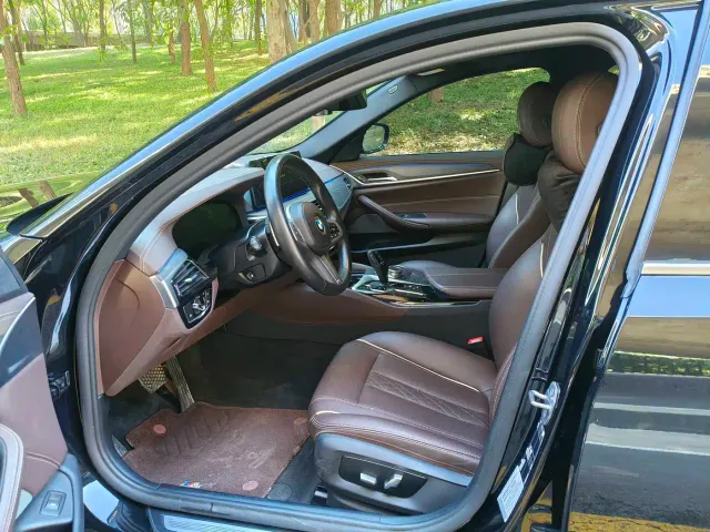 BMW 5 Series — Фото автомобиля 12