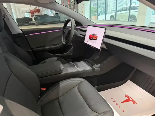 Tesla Model 3 — Фото автомобиля 5