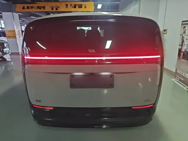 Li Auto MEGA — Фото автомобиля 5