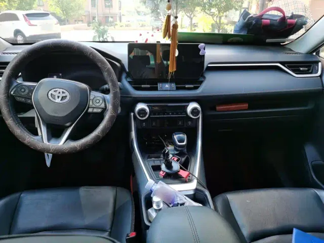 Toyota RAV4 — Фото автомобиля 12