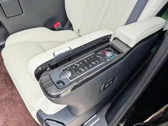 Lexus LM — Фото автомобиля 9