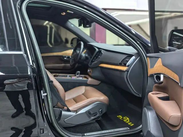 Volvo XC90 — Фото автомобиля 12