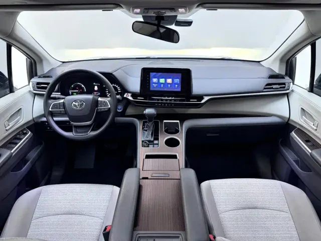 Toyota Sienna — Фото автомобиля 10