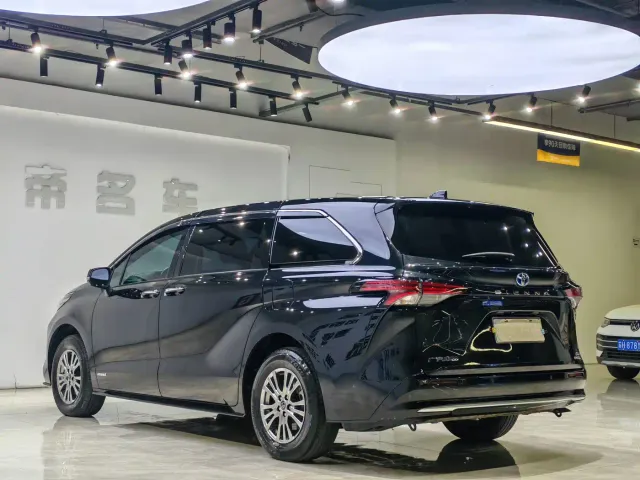 Toyota Sienna — Фото автомобиля 16