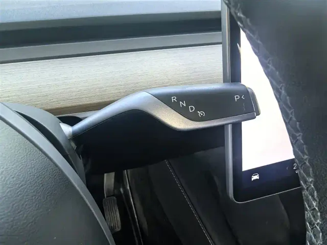 Tesla Model Y — Фото автомобиля 9