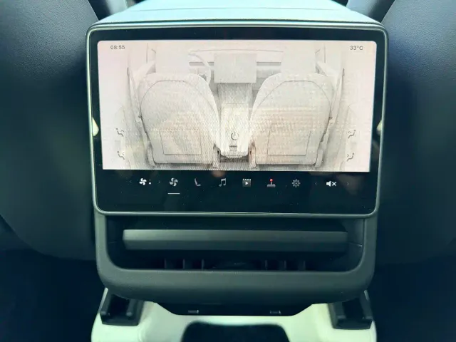 Tesla Model Y — Фото автомобиля 12