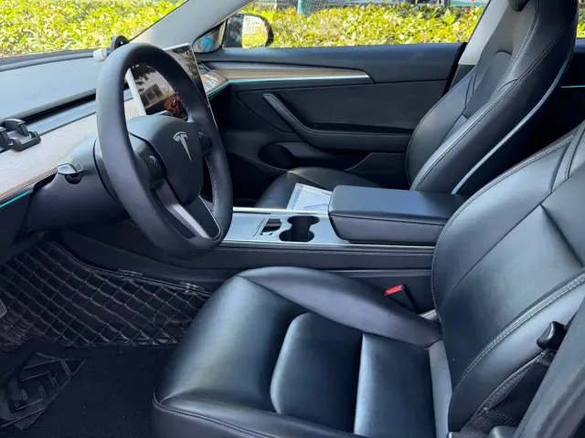 Tesla Model 3 — Фото автомобиля 5