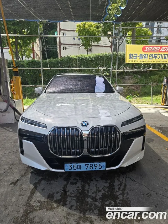 BMW i7 G70 — Фото автомобиля 3