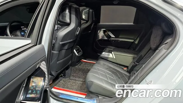 BMW i7 G70 — Фото автомобиля 12