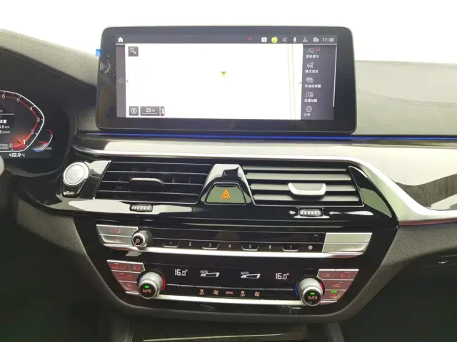 BMW 5 Series — Фото автомобиля 12