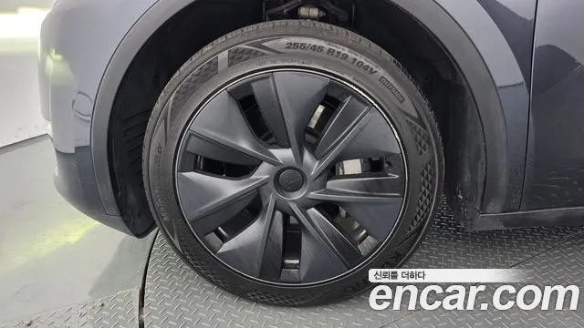 Tesla Model Y — Фото автомобиля 5