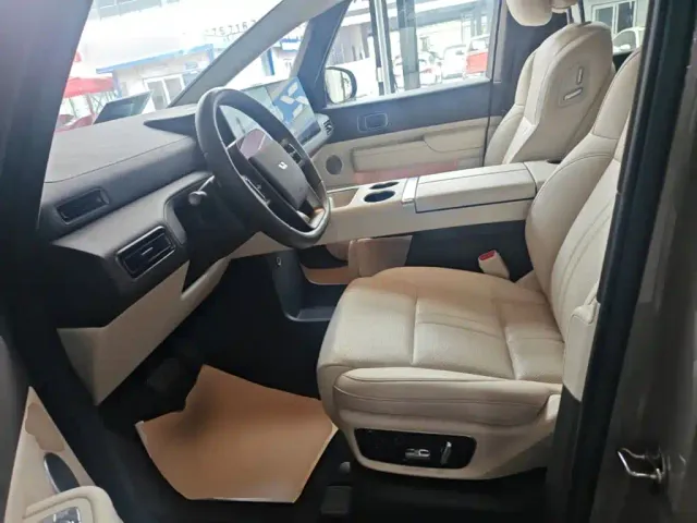 Li Auto MEGA — Фото автомобиля 14