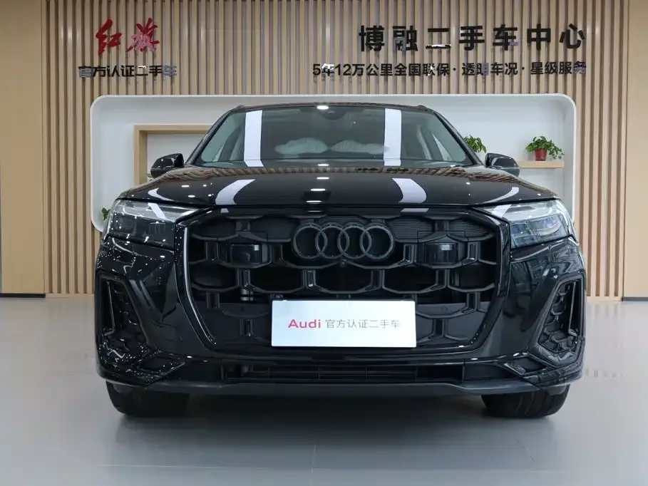 Audi Audi Q7 2025 45 TFSI quattro S line Black Warrior — Фото автомобиля 4