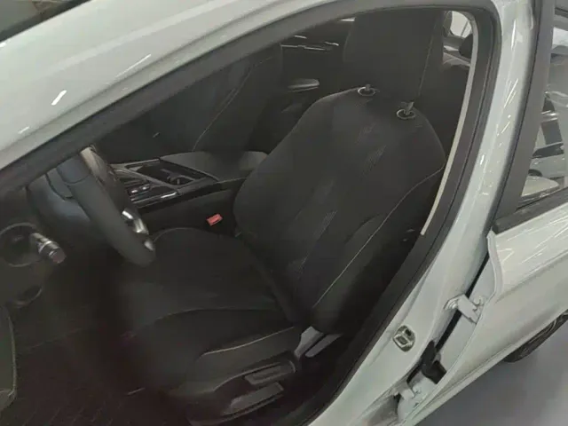 Roewe i5 — Фото автомобиля 14