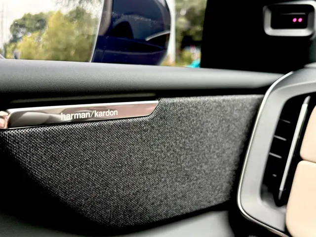 Volvo XC70 Plug-in Hybrid — Фото автомобиля 6