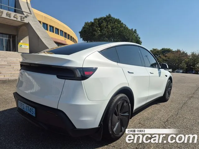 Tesla Model Y — Фото автомобиля 2