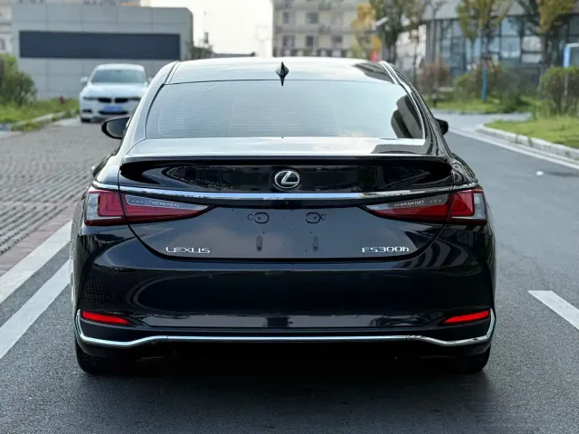 Lexus ES — Фото автомобиля 5