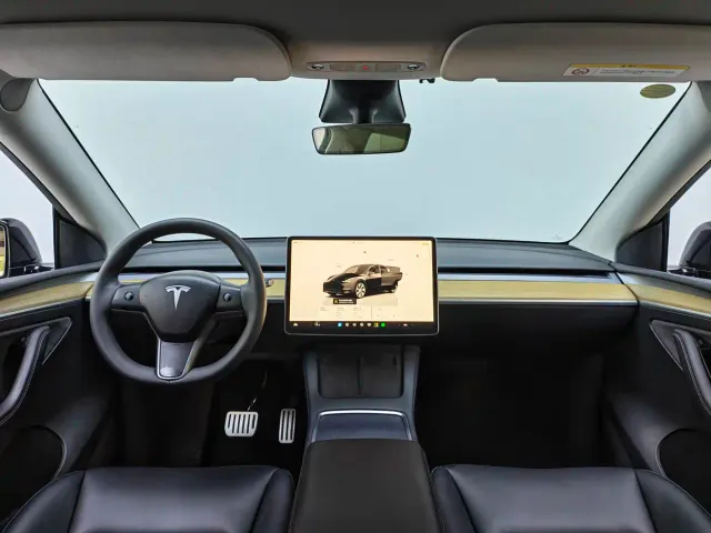 Tesla Model Y — Фото автомобиля 13