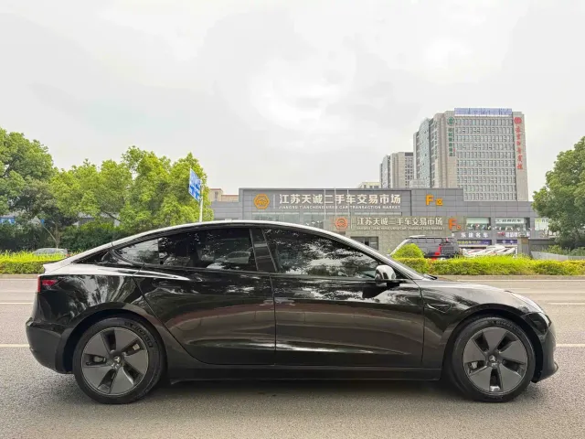 Tesla Model 3 — Фото автомобиля 6