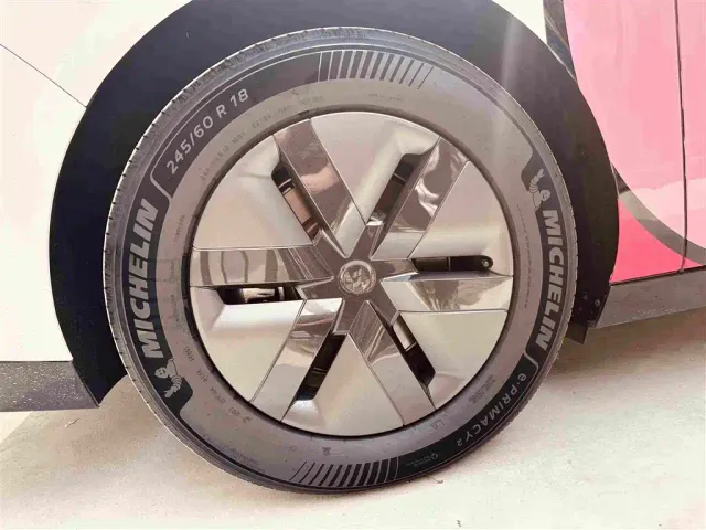 Li Auto MEGA — Фото автомобиля 16