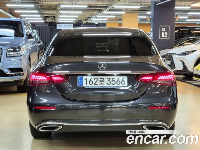 Mercedes-Benz E-Class — Фото автомобиля 4