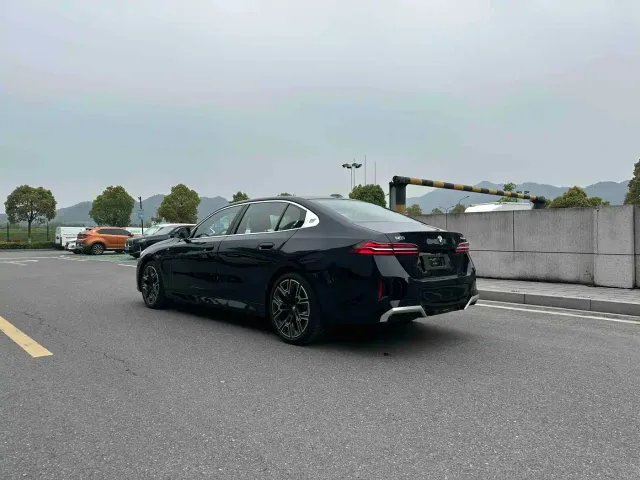 BMW 5 Series — Фото автомобиля 3