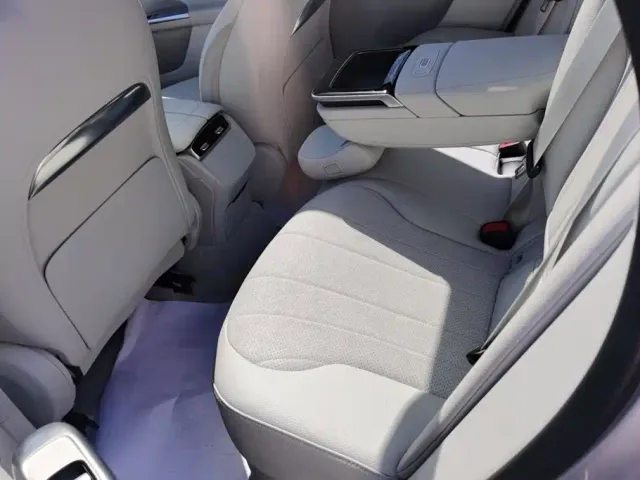 Mercedes-Benz EQE SUV — Фото автомобиля 11