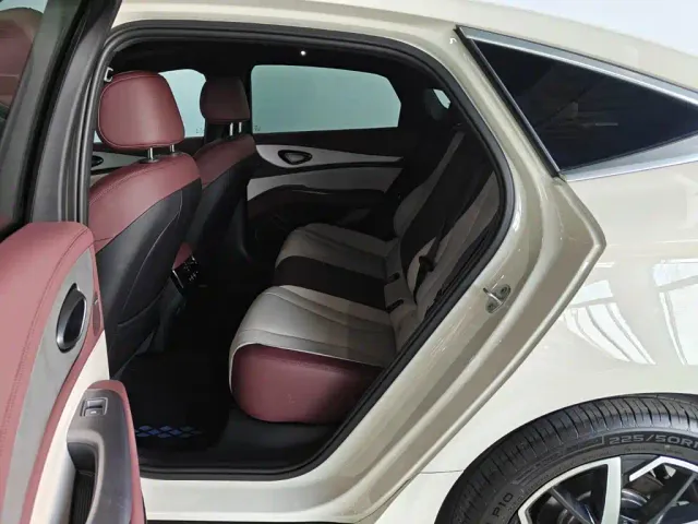 BYD Seal 07 DM-i — Фото автомобиля 8