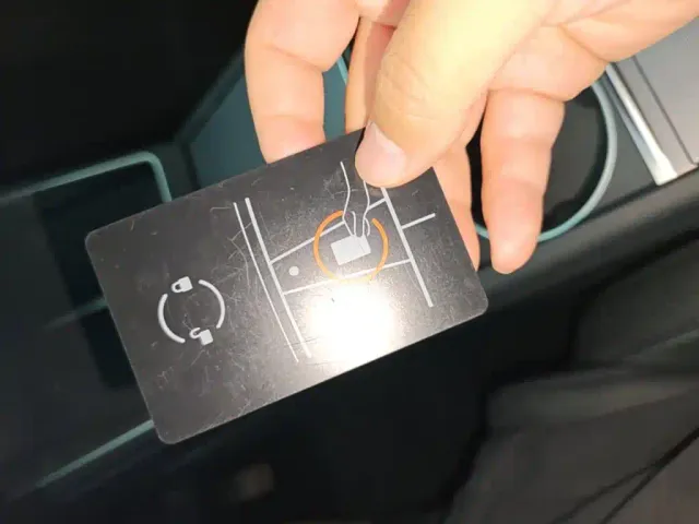 Tesla Model Y L — Фото автомобиля 8
