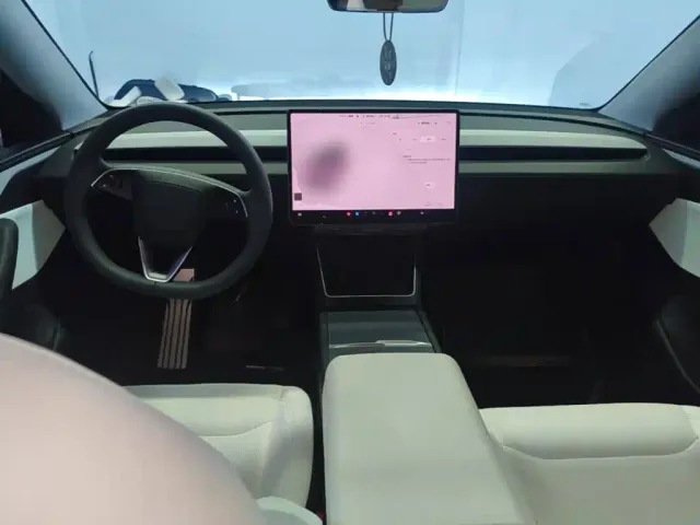 Tesla Model Y — Фото автомобиля 5