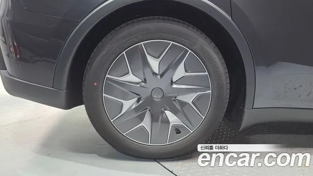 Tesla Model Y — Фото автомобиля 5