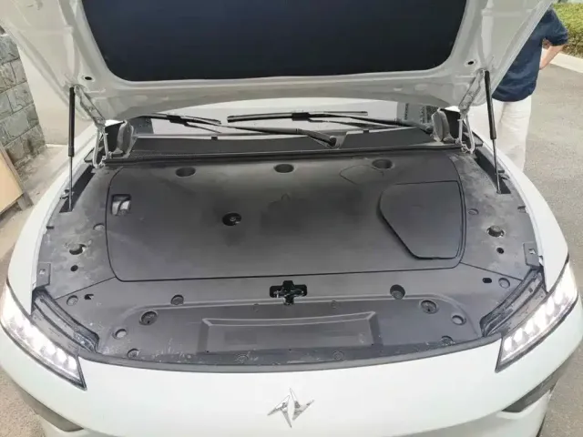 Dongfeng Yipai eπ007 2024 Extended Range 200Air — Фото автомобиля 9