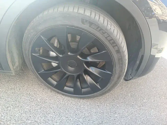 Tesla Model Y — Фото автомобиля 24