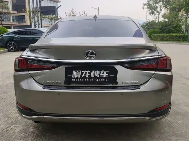 Lexus ES — Фото автомобиля 8