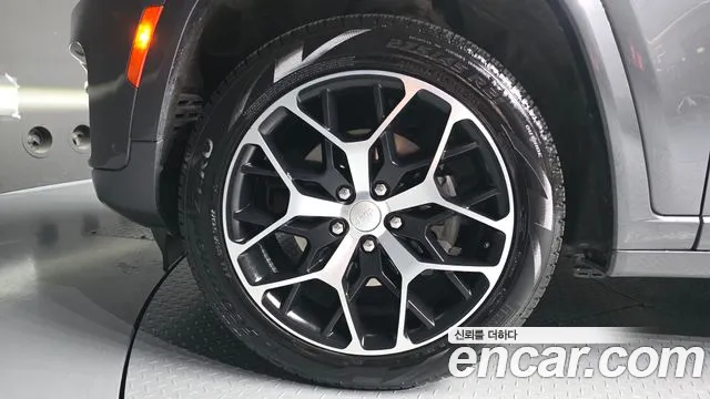 Jeep Cherokee — Фото автомобиля 5