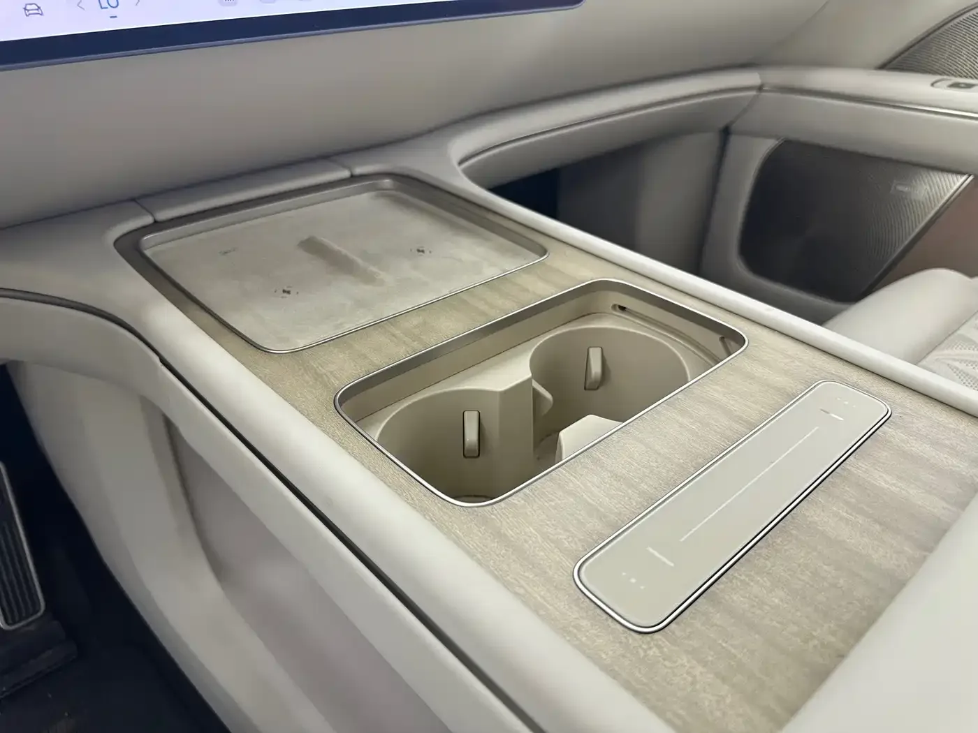 NIO NIO ES8 2025 Base Model — Фото автомобиля 11