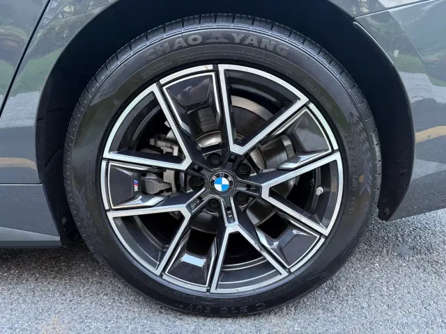 BMW i4 — Фото автомобиля 13