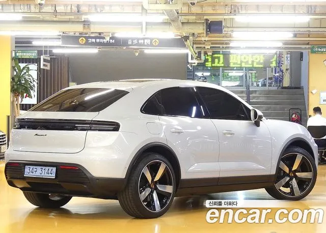 Porsche Macan Electric — Фото автомобиля 2