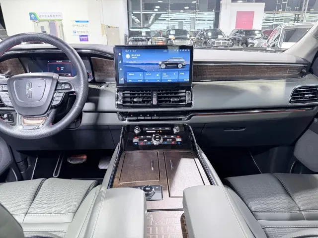 Lincoln Navigator — Фото автомобиля 12