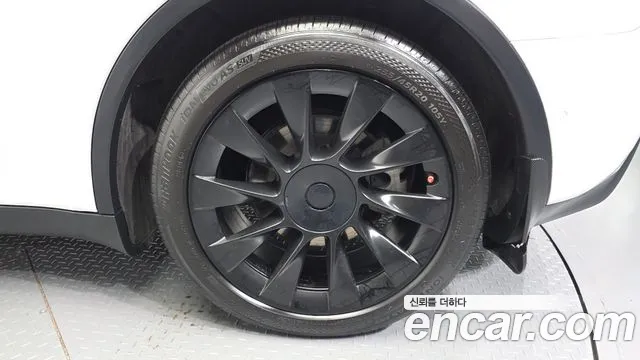 Tesla Model Y — Фото автомобиля 5
