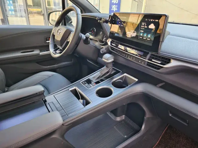 Toyota Sienna — Фото автомобиля 13