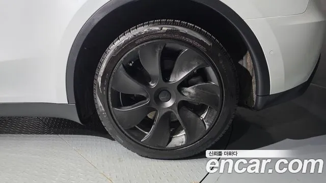 Tesla Model Y — Фото автомобиля 21
