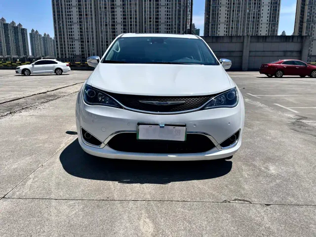 Chrysler Grand Caravan PHEV — Фото автомобиля 3