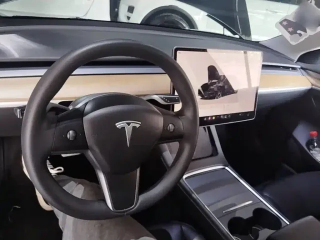 Tesla Model 3 — Фото автомобиля 9