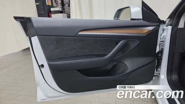 Tesla Model 3 — Фото автомобиля 12